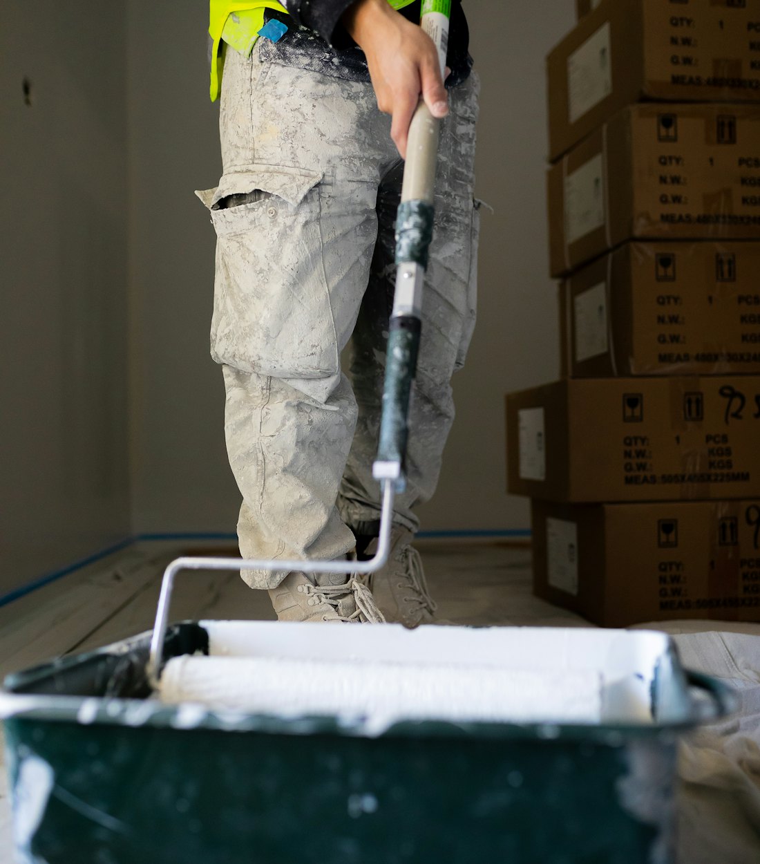Schilder op een ladder werkt een plafond af