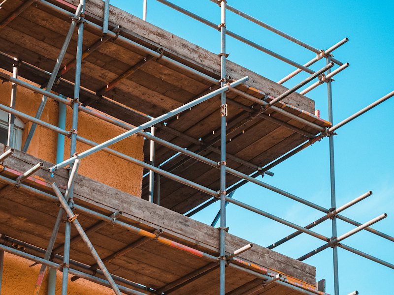 Stelling tegen een gevel voor buitenschilderwerk